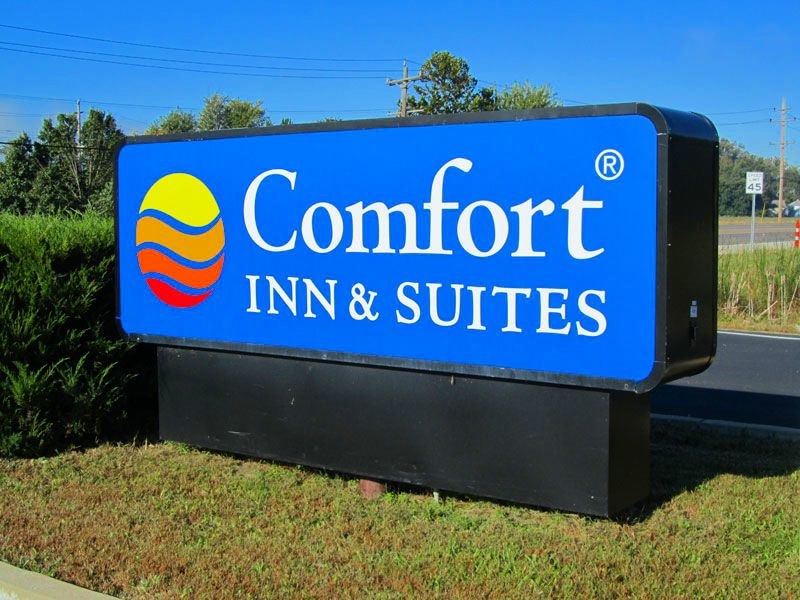 comfort Inn & Suites solar sign